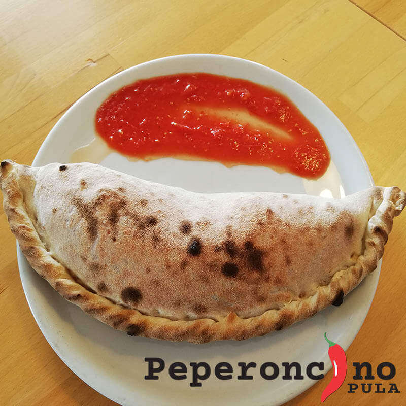Najbolja pizza sa salsom, mozzarellom, šunkom i izrezanim svježim šampinjonima Pizza Calzone u Puli