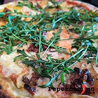 Najbolja pizza sa sirom od tartufa i sušenim pomidorom Foška u Puli (salsa, mozzarella, sir od tartufa, gljive, sušeni pomidor, rokula)