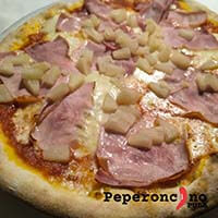 Best small size pizza with pineapple Pizza Hawaii in Pula (tomato sauce, mozzarella, ham (prosciutto cotto) pineapple)